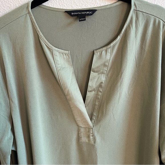 Banana Republic Sage Green Silky V-Neck Blouse Large - Picture 6 of 9